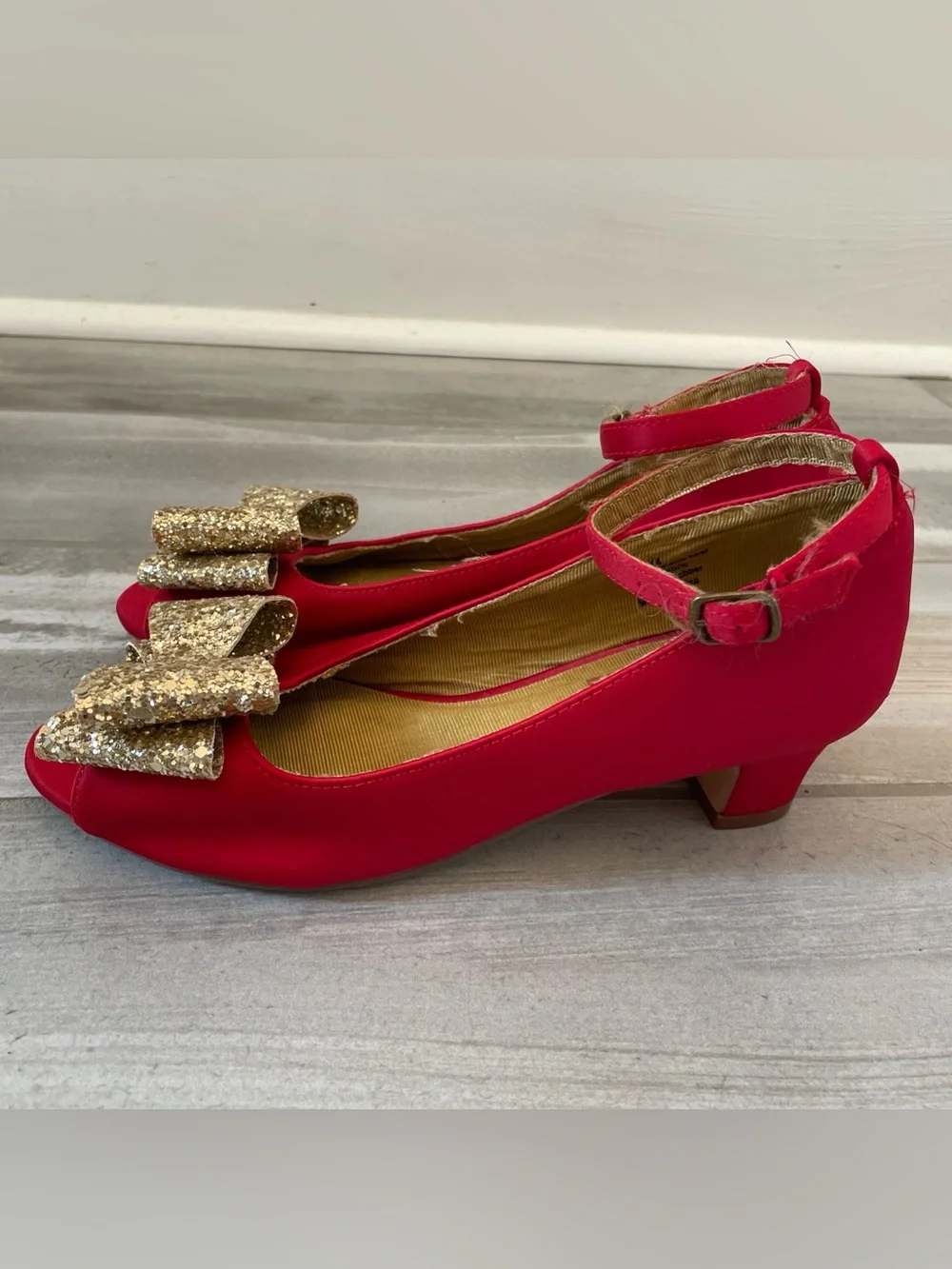 Joyfolie Valeria Red Satin Gold Glitter Bow Low Block Pump Heels Kids/4 Youth